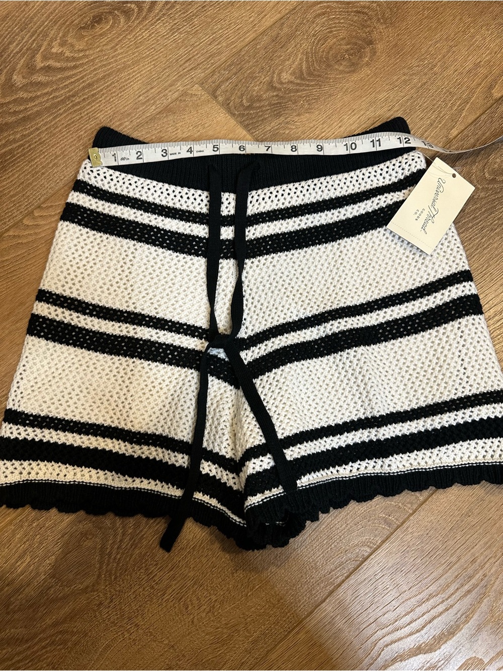 Mid-Rise Openwork Pull-On Shorts XS white &Black Striped crochet scallop hem - Picture 4 of 9